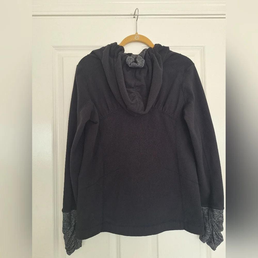 lululemon Women's‎ Black Hoodie with Gray Accents
